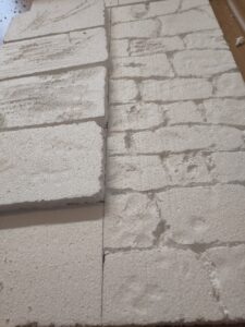 Steinmauerstrukturen in Styropor schnitzen